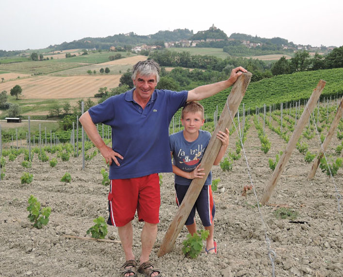 Claudio Mariotto con il figlio Filippo in una nuova vigna di Timorasso con alle spalle una vigna di Barbera.