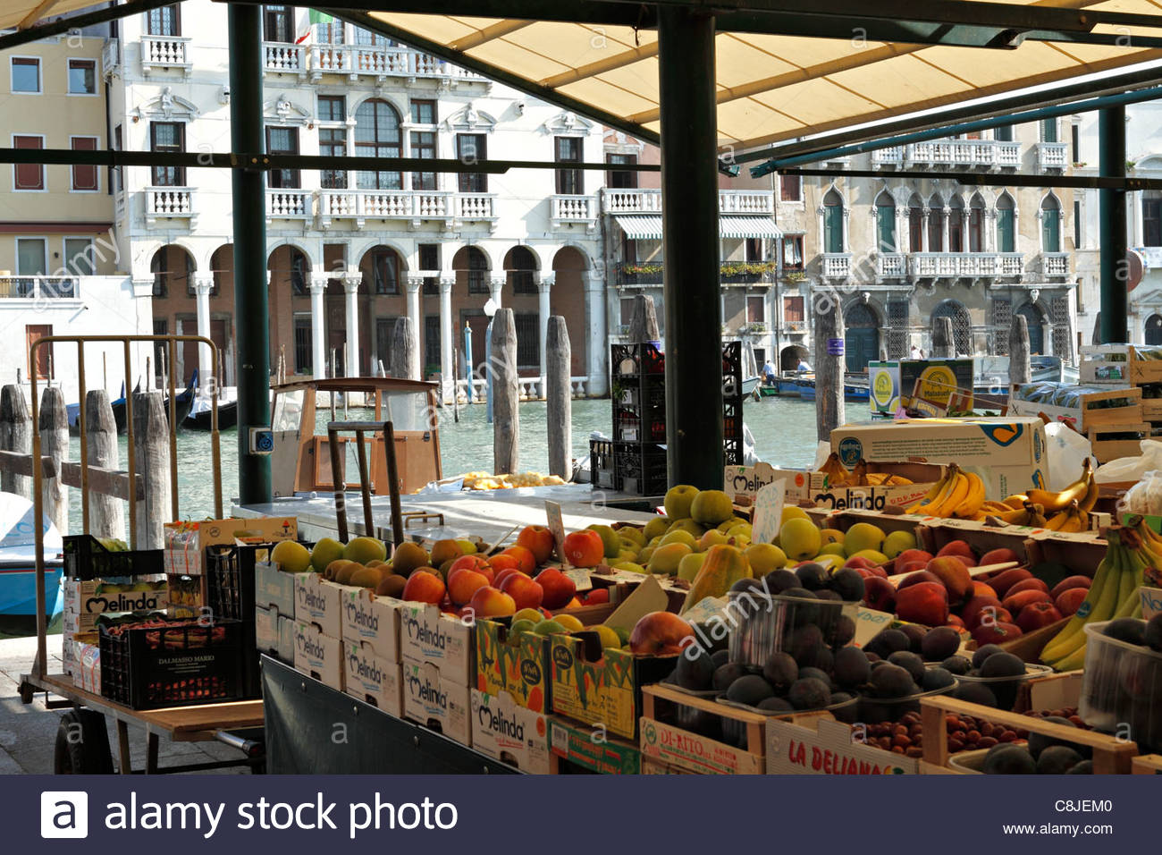 rialto-food-market-venice-italy-C8JEM0